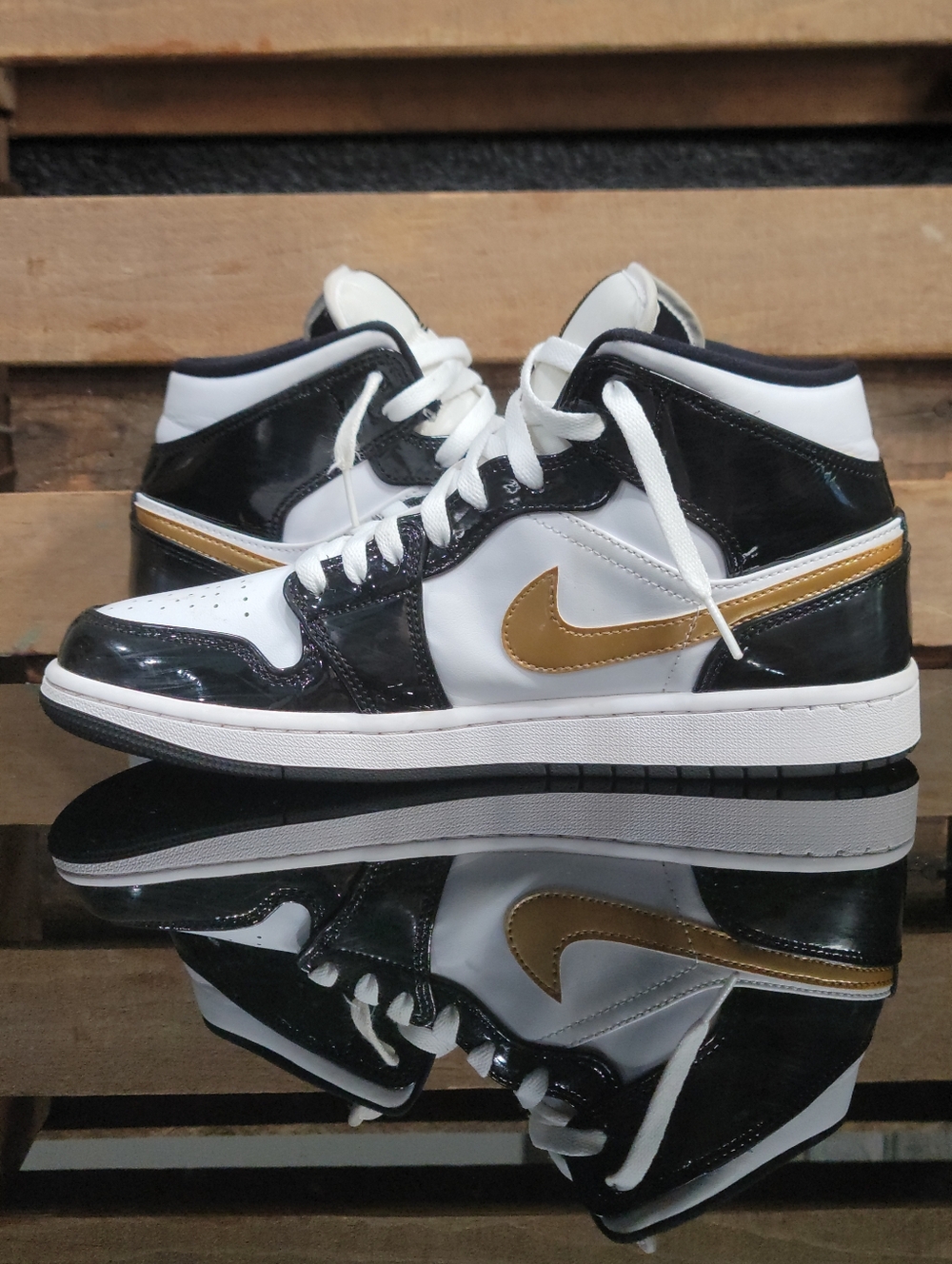 Nike Air Jordan 1 Mid SE "Patent Black White Gold" Mens 9 Ships Today - Picture 5 of 16